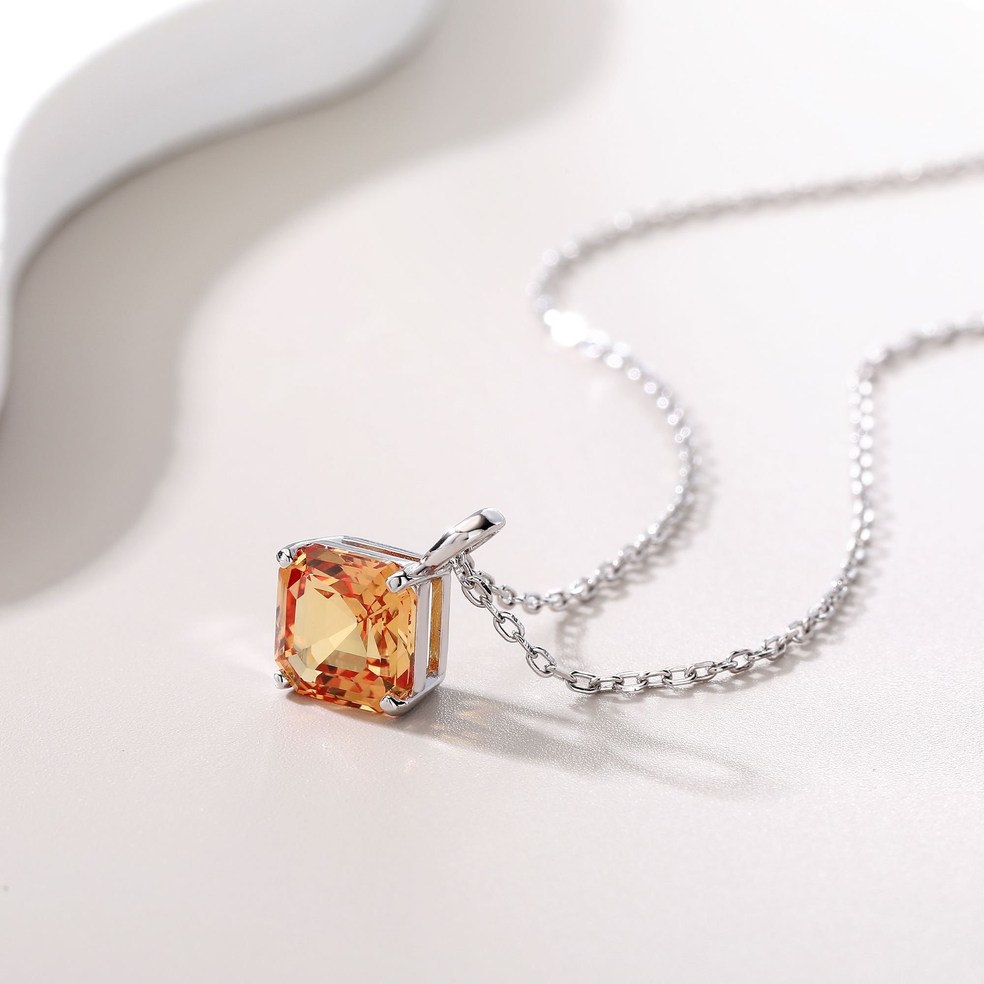 Bezel-Set Diamond-Shaped Small - Bezels Set Pendant 评论和价格
